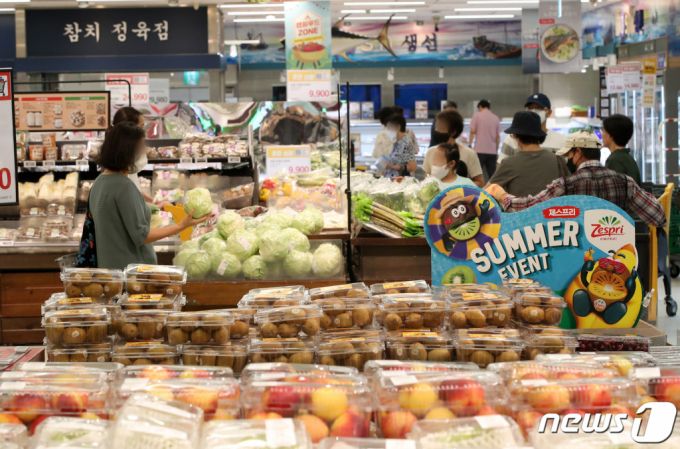 (서울=뉴스1) 이동해 기자 = 7월 소비자물가 상승률이 2년1개월 만에 최저인 2.3%를 기록한 2일 서울의 한 대형마트에서 시민들이 장을 보고 있다.  이날 통계청이 발표한 '7월 소비자물가동향'에 따르면, 지난달 소비자물가지수는 111.2(2020=100)로 전년 동월 대비 2.3% 상승했으며 이는 21년 6월 2.3% 이후 25개월 만에 최저치를 보였다. 2023.8.2/뉴스1  Copyright (C) 뉴스1. All rights reserved. 무단 전재 및 재배포 금지.