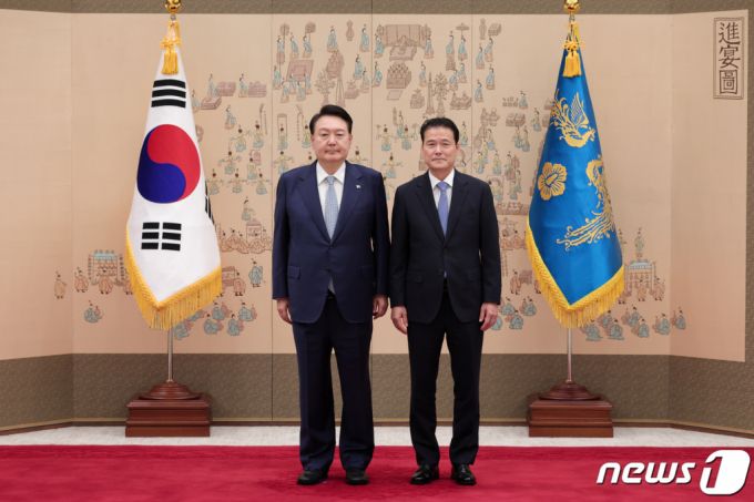 (서울=뉴스1) 안은나 기자 = 윤석열 대통령이 28일 오후 용산 대통령실에서 김영호 통일부 장관에게 임명장을 수여한 뒤 기념 촬영하고 있다. (대통령실 제공) 2023.7.28/뉴스1  Copyright (C) 뉴스1. All rights reserved. 무단 전재 및 재배포 금지.