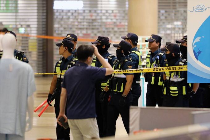[성남=뉴시스] 조성우 기자 = 경찰이 3일 오후 묻지마 흉기난동이 발생한 경기도 성남시 분당구 서현역 한 백화점에서 사건현장을 통제하고 있다. 피의자 A씨는 경차를 몰고 서현역 앞 인도로 돌진, 보행자 다수를 충격한 뒤 내려 역사 안으로 들어가 흉기를 휘두른 것으로 전해졌다. 현재 파악된 부상자는 차량 충격 4명에 흉기 피해 9명 등 13명이다. 2023.08.03.