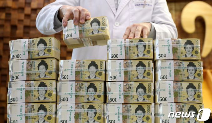 (서울=뉴스1) 박지혜 기자 = 14일 오후 서울 중구 하나은행에서 직원이 5만원권을 정리하고 있다.   2023.2.14/뉴스1  Copyright (C) 뉴스1. All rights reserved. 무단 전재 및 재배포 금지.