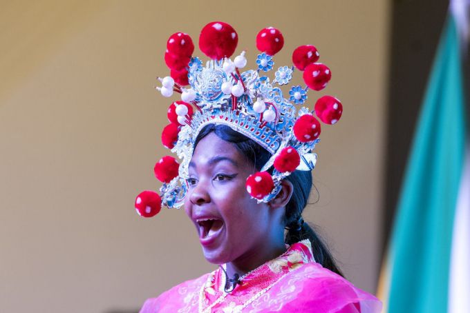 시진핑 중국 국가주석의 방문을 환영하기 위해 남아프리카공화국 한 학생이 중국 경극 분장을 하고 공연하는 모습./사진=환구시보