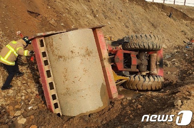 전복된 진동롤러차량/자료사진=뉴스1