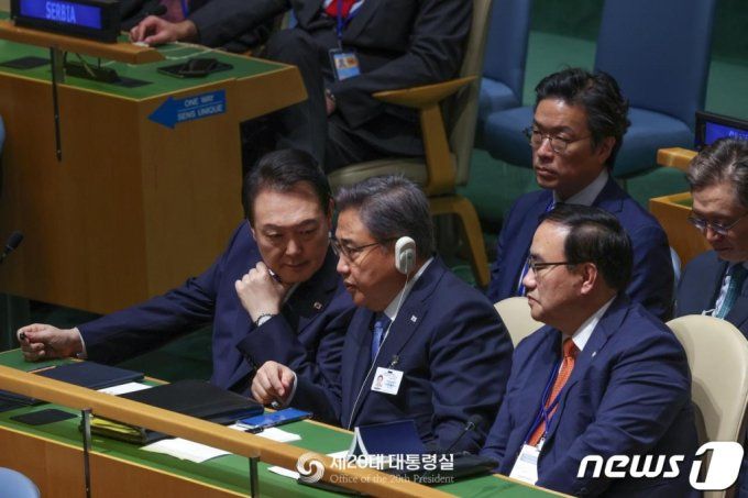 (서울=뉴스1) 오대일 기자 = 윤석열 대통령이 20일(현지시간) 미국 뉴욕에서 열린 제77차 유엔총회 첫 세션에서 박진 외교장관과 대화를 나누고 있다. (대통령실 홈페이지) 2022.9.21/뉴스1 Copyright (C) 뉴스1. All rights reserved. 무단 전재 및 재배포 금지.