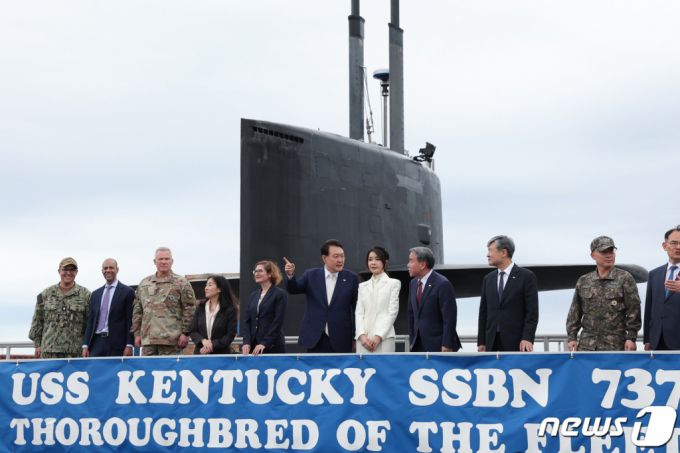 (서울=뉴스1) 오대일 기자 = 윤석열 대통령과 김건희 여사가 19일 부산 남구 해군작전사령부 부산작전기지를 방문해 미국 오하이오급 핵추진 탄도유도탄 잠수함 켄터키함에 승함하고 있다. (대통령실 제공) 2023.7.19/뉴스1  Copyright (C) 뉴스1. All rights reserved. 무단 전재 및 재배포 금지.