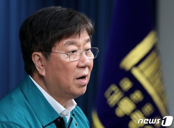 (서울=뉴스1) 오대일 기자 = 김대기 대통령 비서실장이 22일 용산 대통령실 청사에서 신임 대법원장 후보자에 대한 인선안을 발표하고 있다. 윤석열 대통령은 이날 차기 대법원장 후보자에 이균용(62·사법연수원 16기) 서울고등법원 부장판사를 지명했다. 2023.8.22/뉴스1  Copyright (C) 뉴스1. All rights reserved. 무단 전재 및 재배포 금지.