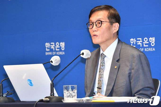 (서울=뉴스1) 사진공동취재단 = 이창용 한국은행 총재가 24일 서울 중구 한국은행에서 8월 금통위 금리 결정에 대한 기자간담회를 하고 있다.  이날 금통위는 현행 연 3.50%인 기준금리를 유지하기로 했다. 지난 2월, 4월, 5월, 7월에 이은 5연속 동결이다. 2023.8.24/뉴스1  Copyright (C) 뉴스1. All rights reserved. 무단 전재 및 재배포 금지.