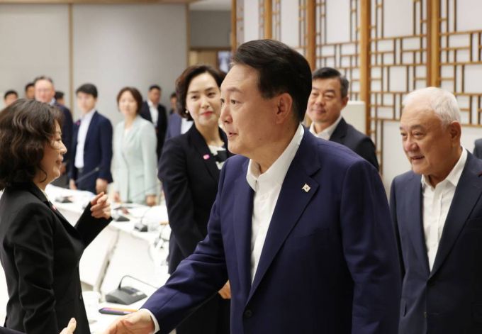 [서울=뉴시스] 홍효식 기자 = 윤석열 대통령이 25일 서울 용산 대통령실 청사에서 열린 국민통합위원회 1주년 성과보고회 및 2기 출범식에 입장하고 있다. (대통령실통신사진기자단) 2023.08.25.