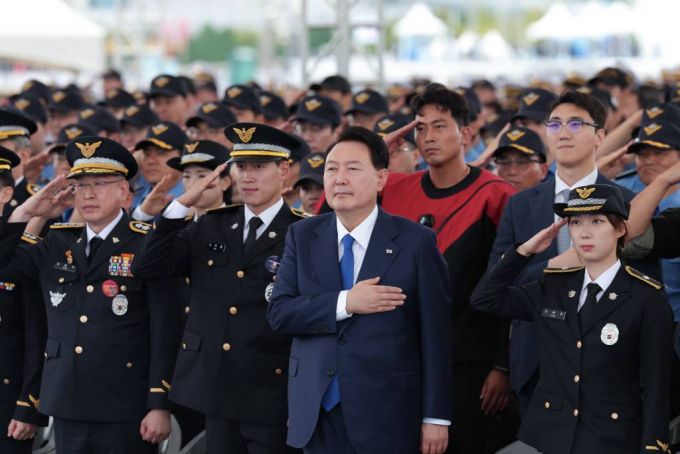 [인천=뉴시스] 윤석열 대통령이 28일 인천 서구 아라서해갑문에서 열린 제70주년 해양경찰의 날 기념식에서 국기에 대한 경례를 하고 있다. (사진=대통령실 제공) 2023.08.28. *재판매 및 DB 금지