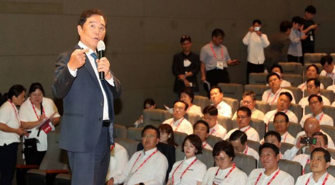 [인천=뉴시스] 추상철 기자 = 김병준 한국경제인협회 고문이 28일 오후 인천 중구 인천국제공항공사 인재개발원에서 열린 '국민과 함께 3대 개혁 완수-2023 국회의원 연찬회'에서 '국민통합'을 주제로 특강을 하고 있다. 2023.08.28.