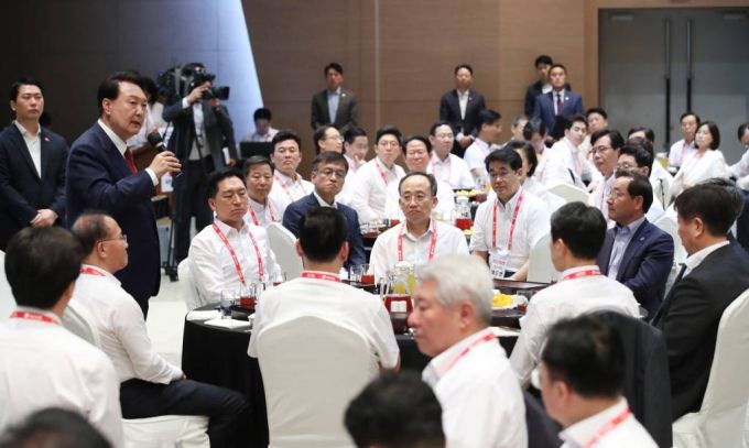 [인천=뉴시스] 전신 기자 = 윤석열 대통령이 28일 인천에서 열린 국민의힘 연찬회에서 발언하고 있다. 2023.08.28.