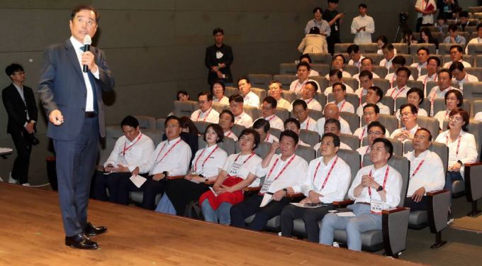 김병준 한국경제인협회 고문이 28일 오후 인천 중구 인천국제공항공사 인재개발원에서 열린 '국민과 함께 3대 개혁 완수-2023 국회의원 연찬회'에서 '국민통합'을 주제로 특강을 하고 있다. /사진=뉴시스