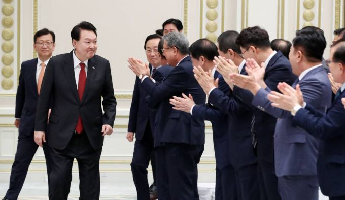 [서울=뉴시스] 전신 기자 = 윤석열 대통령이 29일 청와대 영빈관에서 열린 제21기 민주평화통일자문회의 간부위원과의 통일대화에 입장하고 있다. 2023.08.29.