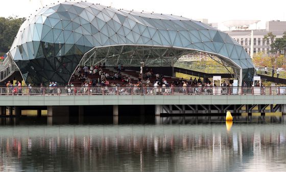 = 추석연휴인 7일 세종시 어진동 세종호수공원 일원에서 열린 세종축제를 찾은 시민들이 중앙무대섬에 모여앉아 휴일을 보내고 있다. 2017.10.7/뉴스1