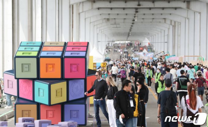 (서울=뉴스1) 허경 기자 = 21일 서울 서초구 잠수교에서 열린 '차 없는 잠수교 뚜벅뚜벅 축제'를 찾은 시민들이 휴일을 즐기고 있다. 2023.5.21/뉴스1  Copyright (C) 뉴스1. All rights reserved. 무단 전재 및 재배포 금지.