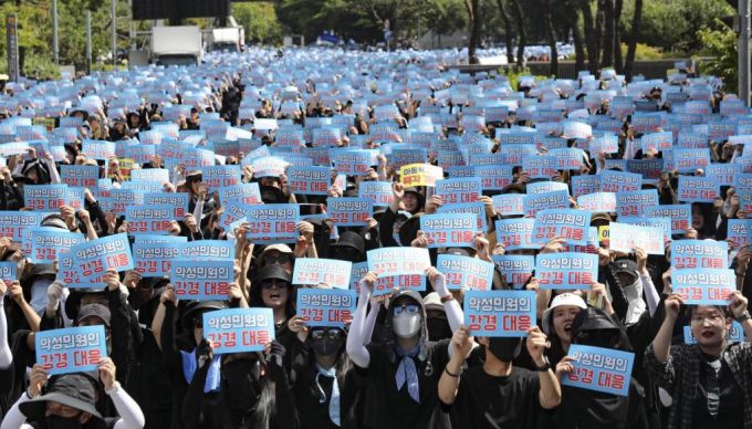 2일 오후 서울 영등포구 국회대로 앞에서 열린 50만 교원 총궐기 추모 집회에서 교사들이 손피켓을 들고 구호를 외치고 있다. /사진=뉴시스