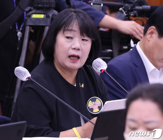 (서울=뉴스1) 송원영 기자 = 윤미향 무소속 의원이 24일 서울 여의도 국회에서 열린 농림축산식품해양수산위원회 전체회의에서 발언을 하고 있다. 2023.8.24/뉴스1  Copyright (C) 뉴스1. All rights reserved. 무단 전재 및 재배포 금지.