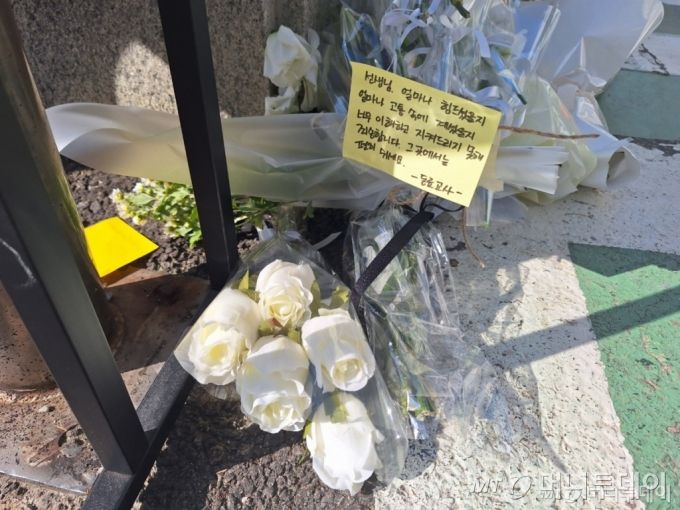 지난 2일 오전 8시40분쯤 A씨가 근무한 서울 양천구의 한 초등학교. 고인을 추모하는 포스트잇과 국화꽃이 학교 앞 정문에 놓여있다. /사진=김지은 기자