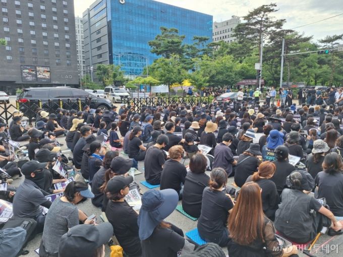 4일 오후 4시30분쯤 서울 영등포구 국회 앞에는 '공교육 멈춤의 날'이라는 이름의 대규모 집회가 열렸다. 집회 측 추산 2만명의 시민들과 교사들이 참여했다. /사진=김지은 기자