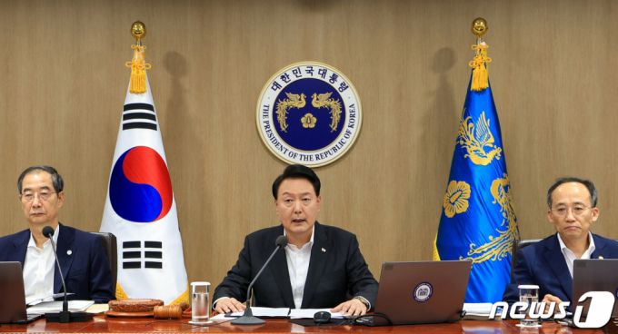 (서울=뉴스1) 오대일 기자 = 윤석열 대통령이 29일 용산 대통령실 청사에서 열린  제36회 국무회의를 주재하며 모두발언을 하고 있다. (대통령실 제공) 2023.8.29/뉴스1  Copyright (C) 뉴스1. All rights reserved. 무단 전재 및 재배포 금지.