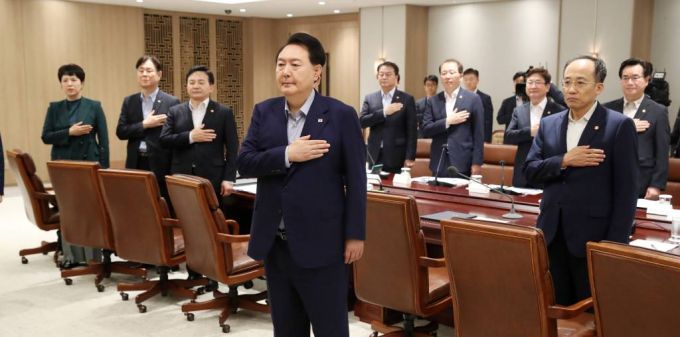 [서울=뉴시스] 전신 기자 = 윤석열 대통령이 31일 서울 용산 대통령실에서 열린 19차 비상경제민생회의에서 국기에 대한 경례를 하고 있다. 2023.08.31.