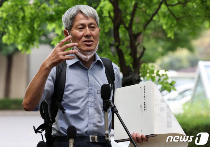 (고양=뉴스1) 장수영 기자 = 신학림 전 언론노조 위원장이 1일 오후 경기 고양시 일산서구에 위치한 자택 인근에서 검찰 압수수색과 관련해 기자회견을 하던 중 김만배 화천대유자산관리 대주주에게 판매한 '대한민국을 지배하는 혼백지도'을 공개하고 있다.   서울중앙지검 반부패수사3부는 김만배씨와 허위 인터뷰를 진행하고 억대 금품을 수수한 혐의를 받는 신 전 노조 위원장 자택과 사무실을 압수수색했다. 2023.9.1/뉴스1  Copyright (C) 뉴스1. All rights reserved. 무단 전재 및 재배포 금지.