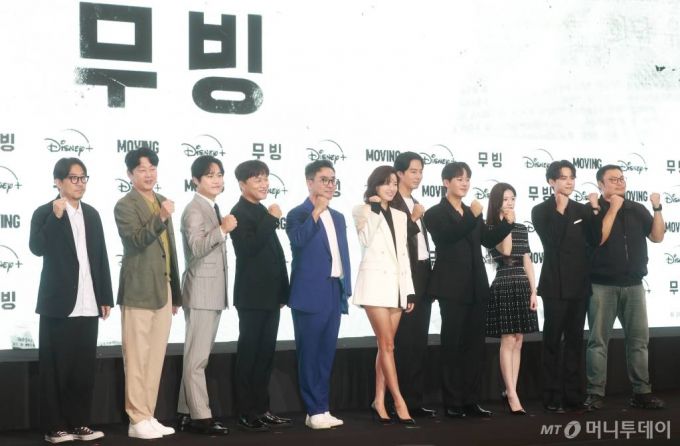 박인제 감독, 배우 김희원, 김성균, 차태현, 류승룡, 한효주, 조인성, 이정하, 고윤정, 김도훈, 작가 강풀이 지난 3일 오후 서울 강남구 그랜드 인터컨티넨탈 서울 파르나스에서 진행된 디즈니+ 오리지널 시리즈 '무빙' 제작발표회에 참석해 질문에 답하고 있다.  /사진=이동훈 기자 photoguy@