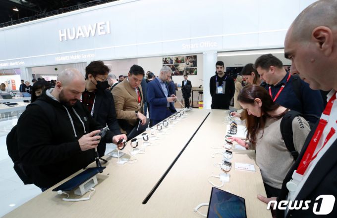 (바르셀로나(스페인)=뉴스1) 박정호 기자 = 세계 최대 이동통신 전시회 '모바일월드콩그레스'(MWC 2023) 개막 첫날인 27일 오후(현지시간) 스페인 바르셀로나 피라 그란 비아 전시장 화웨이 부스에서 참관객들이 스마트기어를 체험하고 있다.   이번 MWC에서는 인공지능(AI) 로봇 등 통신사들의 탈통신 행보와 더불어 망 사용료가 최대 화두가 될 전망이다. 2023.2.27/뉴스1  Copyright (C) 뉴스1. All rights reserved. 무단 전재 및 재배포 금지.