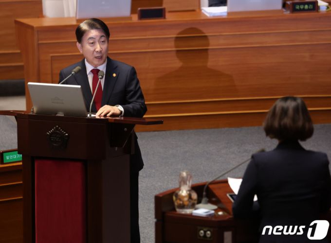 (서울=뉴스1) 송원영 기자 = 이동관 방송통신위원회 위원장이 8일 서울 여의도 국회 본회의장에서 열린 교육·사회·문화 대정부질문에서 배현진 국민의힘 의원 질의에 답변하고 있다. 2023.9.8/뉴스1  Copyright (C) 뉴스1. All rights reserved. 무단 전재 및 재배포 금지.