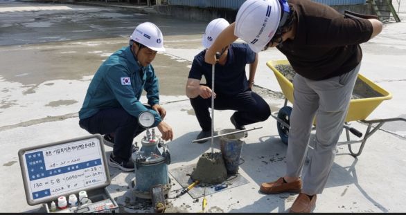 이병철 강원지방조달청장(사진 왼쪽 첫번째)이 품질관리원들과  레미콘의 슬럼프, 공기량, 염화물 함유량을 검사하고 있다./사진제공=강원지방조달청