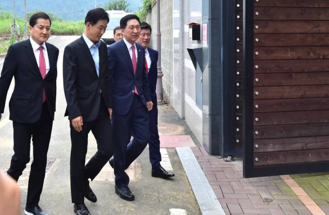 김기현 국민의힘 대표가 13일 박근혜 전 대통령을 예방하기 위해 대구 달성군 유가읍 사저로 들어가고 있다. 2023.09.13. /사진=뉴시스