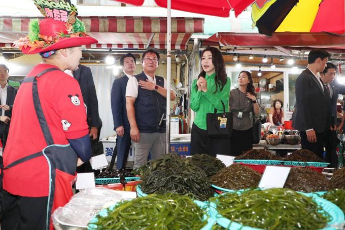 [부산=뉴시스] 홍효식 기자 = 윤석열 대통령 부인 김건희 여사가 14일 부산 기장군 기장시장을 방문해 상인과 대화하고 있다. 2023.09.14.