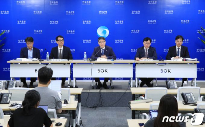 (서울=뉴스1) = 14일 오전 서울 중구 한국은행에서 이주용 동향분석팀장(왼쪽부터), 방홍기 정책기획부장, 이상형 부총재보, 홍경식 통화정책국장, 김병국 정책협력팀장이 참석한 가운데 통화신용정책보고서(2023년 9월) 설명회가 진행되고 있다. (한국은행 제공) 2023.9.14/뉴스1  Copyright (C) 뉴스1. All rights reserved. 무단 전재 및 재배포 금지.