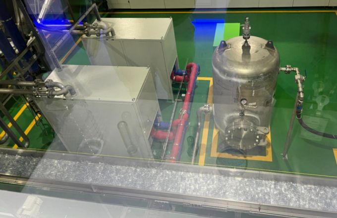 18일 방문한 제주 조천읍 제주삼다수 공장 L5 스마트팩토리 내부에서 프리폼이 이동하고 있다./사진=유예림 기자