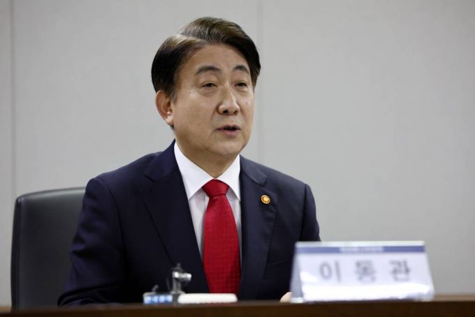 [과천=뉴시스] 김선웅 기자 이동관 방송통신위원장이 15일 경기 과천시 정부과천청사 방송통신위원회에서 방통위의 이용자보호 및 공정경책 정책을 공유하고 주요 현안에 대한 통신업계 의견 청취를 위해 이동통신3사 대표들과 간담회를 하고 있다. (공동취재사진) 2023.09.15.