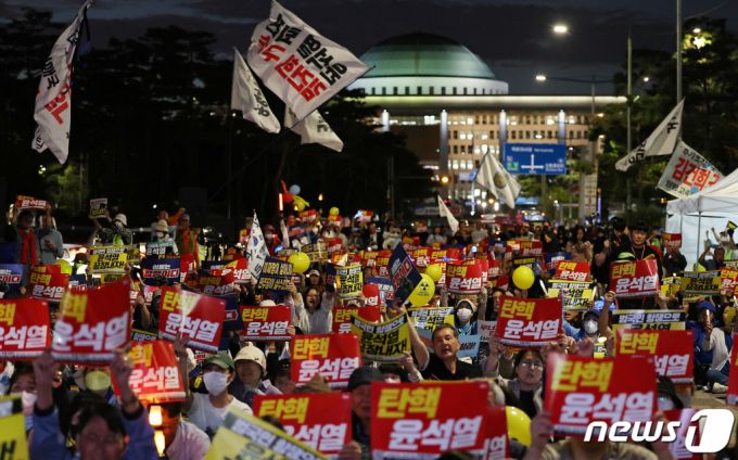 (서울=뉴스1) 김진환 기자 = 이재명 더불어민주당 대표 체포동의안이 가결된 21일 오후 서울 영등포구 여의도 국회 앞에서 촛불행동 회원들이 구호를 외치고 있다. 2023.9.21/뉴스1  Copyright (C) 뉴스1. All rights reserved. 무단 전재 및 재배포,  AI학습 이용 금지.