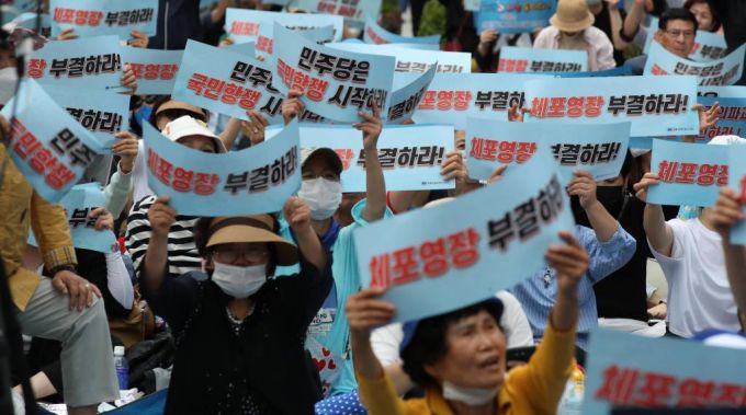 [서울=뉴시스] 고범준 기자 = 이재명 더불어민주당 대표 체포동의안 표결이 진행중인 21일 오후 서울 여의도 국회 앞에서 참가자들이 이재명 더불어민주당 대표 체포동의안 부결을 촉구하는 집회를 하고 있다. 2023.09.21.