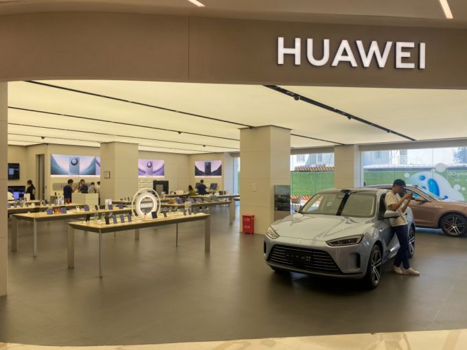 애플샵 맞은편 화웨이 매장엔 여러 명의 직원만 현장을 지키고 있을 뿐 고객들의 모습은 거의 보이지 않았다. 한 직원이 전기차에 기대 스마트폰을 조작하고 있다./사진=우경희 기자