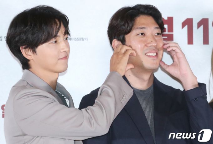 (서울=뉴스1) 권현진 기자 = 배우 송중기(왼쪽)와 김창훈 감독이 22일 서울 강남구 메가박스 코엑스에서 열린 영화 '화란‘ 언론시사회에서 포즈를 취하고 있다.  '화란'은 지옥 같은 현실에서 벗어나고 싶은 소년 연규(홍사빈 분)가 조직의 중간 보스 치건(송중기 분)을 만나 위태로운 세계에 함께 하게 되며 펼쳐지는 이야기를 그린 작품이다. 2023.9.22/뉴스1  Copyright (C) 뉴스1. All rights reserved. 무단 전재 및 재배포,  AI학습 이용 금지.