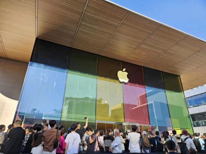 베이징 산리툰 애플 매장이 오픈하기도 전에 몰려든 중국인 고객들로 북새통을 이루고 있다./사진=뉴스1