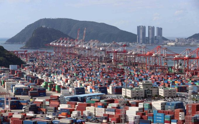 [부산=뉴시스] 하경민 기자 = 한국은행은 올 7월 경상수지가 35억8000만 달러 흑자를 기록하며 3개월 연속 플러스 행진을 이어갔다고 밝혔다. 8일 오전 부산 남구 신선대 부두 야적장에 컨테이너가 가득 쌓여 있다. 2023.09.08.