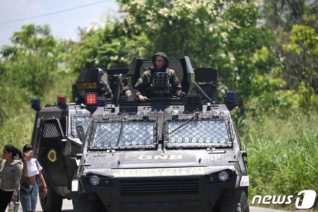 21일(현지시간) 베네수엘라 토코론에서 베네수엘라 방위군이 토코론 교도소 근처를 주행하고 있다. 베네수엘라는 갱단이 장악한 교도소를 점령했다고 밝혔다. 2023.09.21/ ⓒ AFP=뉴스1