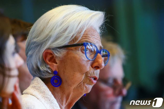 (브뤼셀 로이터=뉴스1) 우동명 기자 = 크리스틴 라가르드 유럽 중앙은행(ECB) 총재가 5일 (현지시간) 벨기에 브뤼셀에서 열린 유럽의회 경제·통화위원회서 가진 연설서 “금리 인상 기조를 유지할 것”이라고 밝히고 있다. 2023.6.6  ⓒ 로이터=뉴스1  Copyright (C) 뉴스1. All rights reserved. 무단 전재 및 재배포 금지.