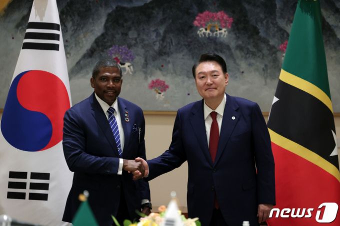 (서울=뉴스1) 안은나 기자 = 윤석열 대통령이 21일 오전(현지시간) 미국 뉴욕 시내에서 열린 테렌스 드류(Terrance Drew) 세인트키츠네비스 총리와의 정상회담에서 기념 촬영하고 있다. (대통령실 제공) 2023.9.22/뉴스1  Copyright (C) 뉴스1. All rights reserved. 무단 전재 및 재배포,  AI학습 이용 금지.