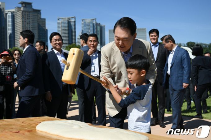 (서울=뉴스1) 오대일 기자 = 윤석열 대통령이 24일 서울 용산어린이정원에서 열린 추석맞이 팔도장터를 깜짝 방문해 어린이와 떡메치기를 하고 있다. (대통령실 제공) 2023.9.24/뉴스1  Copyright (C) 뉴스1. All rights reserved. 무단 전재 및 재배포,  AI학습 이용 금지.