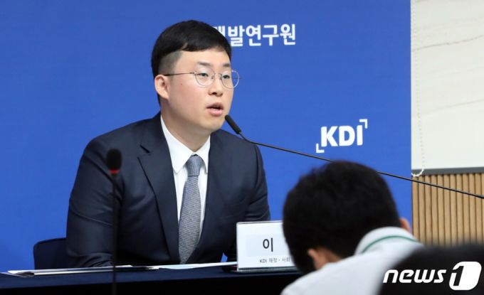 (세종=뉴스1) 김기남 기자 = 이승희 KDI 재정·사회정책연구부 연구위원이 25일 세종시 정부세종청사 중앙동에서 고령층을 세대별로 구분,  소득과 자산을 활용화해서 고령층의 경제적 상황을 분석소득과 자산으로 진단한 '노인빈곤과 정책 방향'을 발표하고 있다. 2023.9.25/뉴스1  Copyright (C) 뉴스1. All rights reserved. 무단 전재 및 재배포,  AI학습 이용 금지.
