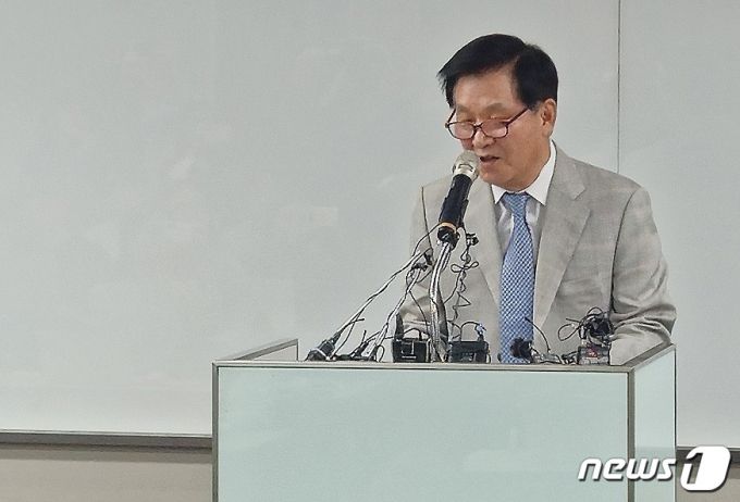 김익래 전 다우키움그룹 회장이 올해 5월 4일 오후 서울 영등포구 여의도 키움증권 본사에서 대국민 사과 기자회견을 하고 있다. /사진=뉴스1.