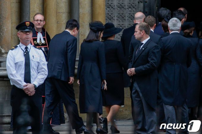 (런던=뉴스1) 안은나 기자 = 윤석열 대통령과 김건희 여사가 19일 오전(현지시간) 영국 런던 웨스트민스터 사원에서 열린 엘리자베스 2세 여왕 국장에 참석하고 있다. 2022.9.19/뉴스1  Copyright (C) 뉴스1. All rights reserved. 무단 전재 및 재배포 금지.