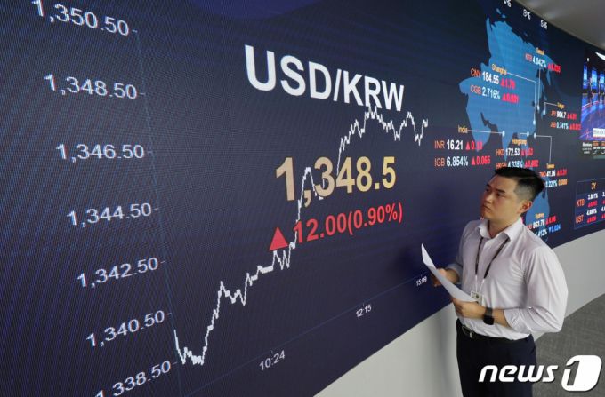 26일 오후 서울 여의도 KB국민은행 스마트딜링룸에서 직원이 업무를 보고 있다.   이 날 코스피는 전 거래일보다 32.79포인트(1.31%) 하락한 2462.97, 코스닥은 전 거래일보다 11.35포인트(1.35%) 하락한 827.82에 장을 마쳤다.   원·달러 환율은 전 거래일대비 12.00원 높은 1348.5원에 마감했다./사진=뉴스1