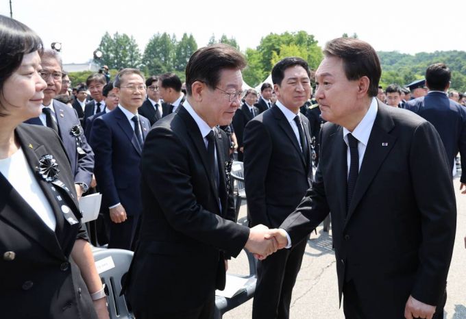 윤석열 대통령이 6일 서울 동작구 국립서울현충원에서 열린 제68회 현충일 추념식을 마친 뒤 이재명 더불어민주당 대표와 악수하고 있다. (대통령실통신사진기자단) 2023.06.06. /사진=뉴시스