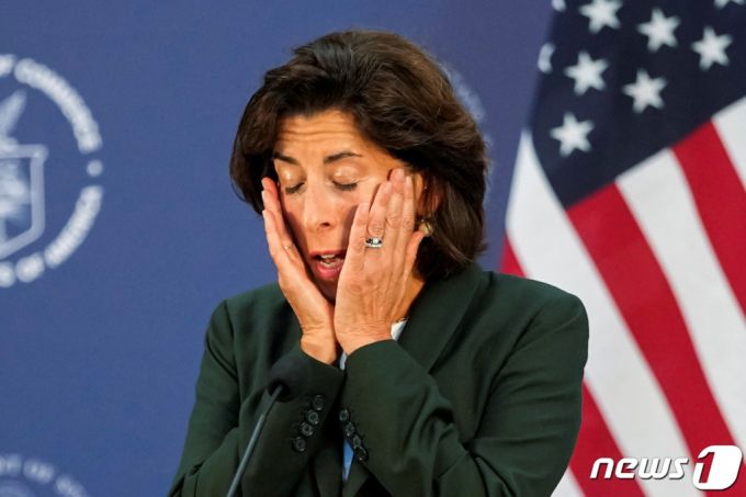 지나 러몬도 미국 상무장관이 30일 (현지시간) 중국 상하이 푸둥 국제 공항 인근의보잉 상하이 항공 서비스에서 기자회견을 하고 있다. 2023.8.31   /로이터=뉴스1